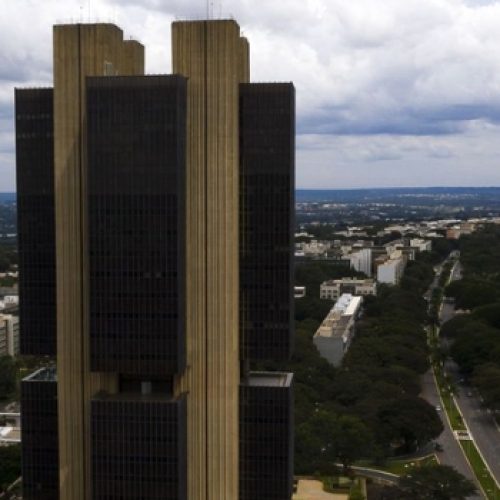 Banco central mantém taxa Selic em 15% por segundo mês consecutivo